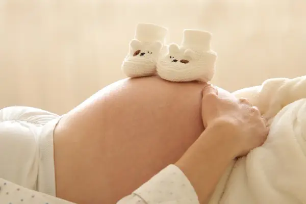 Brzuszek w kształcie piłki, czy może bardziej podłużny? Kształt brzucha a płeć dziecka to temat wielu domysłów. Urocze buciki czekają na maluszka.